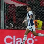 La noche “de película” para Dávila: su gol con apenas 25 segundos en cancha y el “Tevez me dijo que lo iba a ganar”