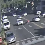 Lo tocó de atrás una camioneta, le fue a reclamar al conductor y lo atropellaron