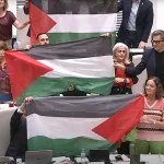 El uso "mezquino" sobre Gaza del PSOE en Cibeles acaba con la bandera palestina "al revés": "Ponedla bien, hombre"