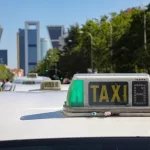 Almeida cede y rebaja la exigencia de la ESO obligatoria para ser taxista en Madrid