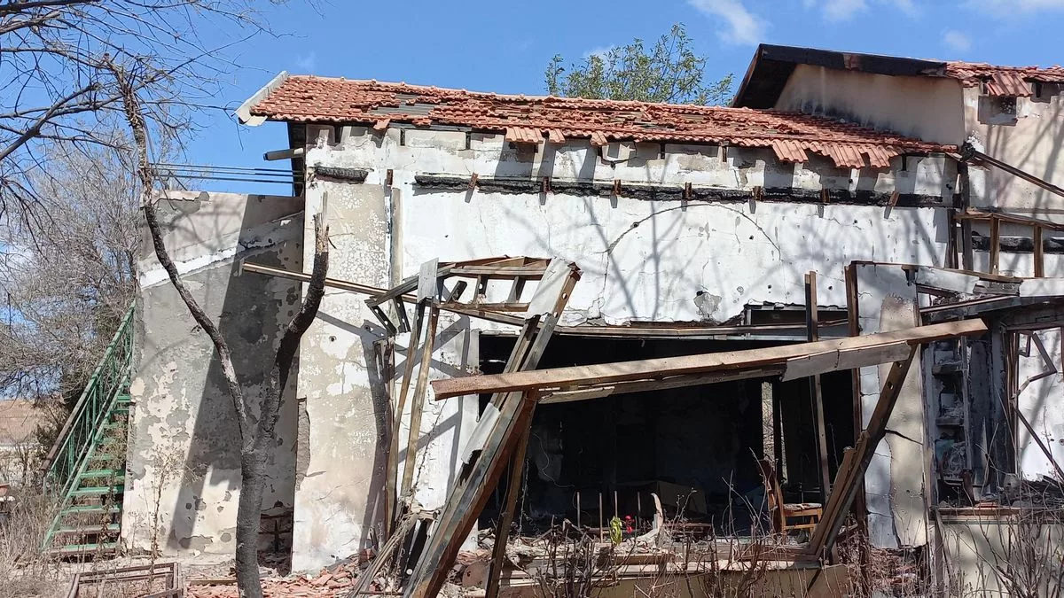 Una de las viviendas del kibutz Beeri destrozada durante el ataque del 7 de octubre de 2023.