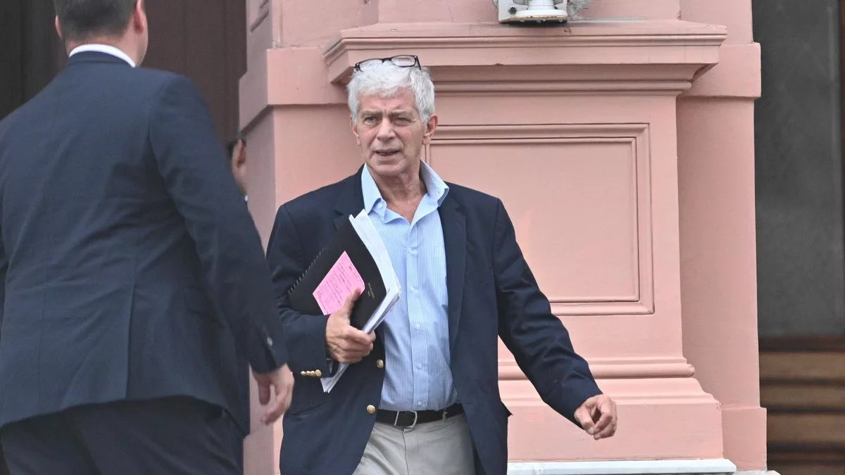 Mariano Cúneo Libarona sale de Casa Rosada tras una reunión de Gabinete.