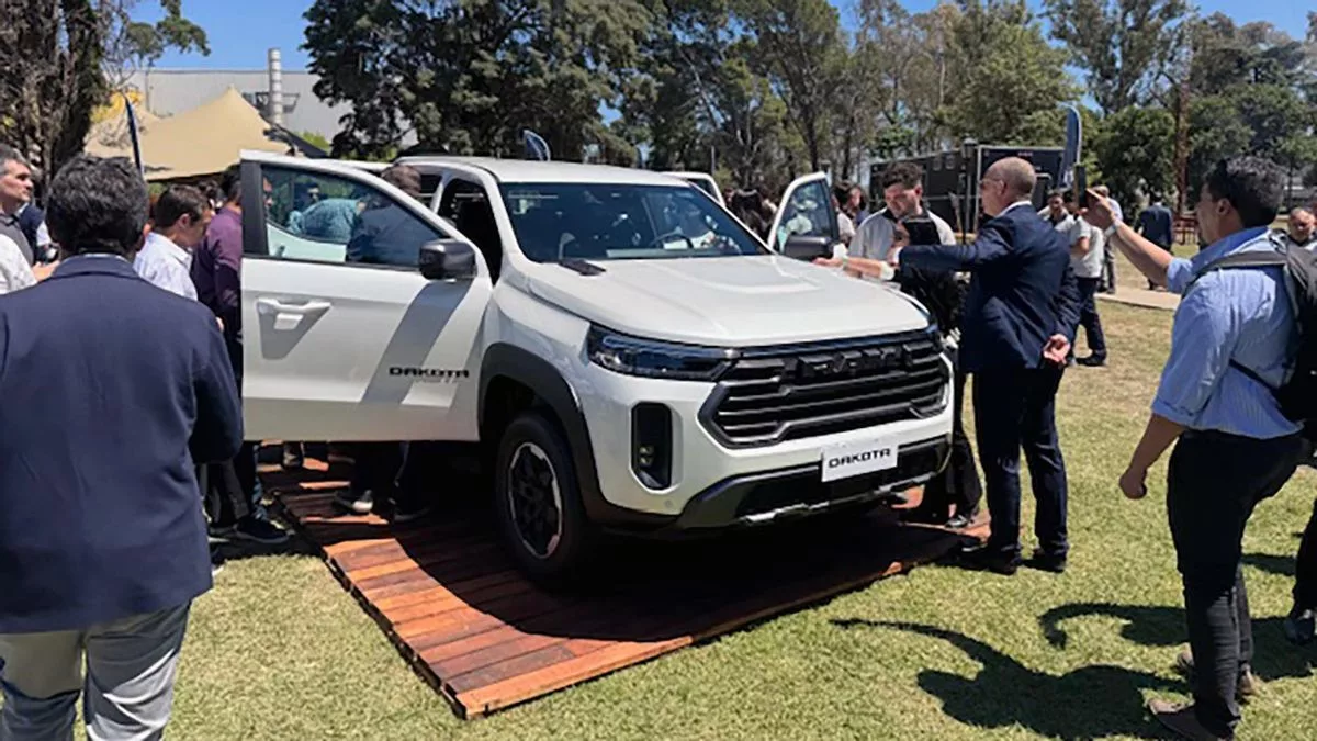La Ram Dakota fue mostrada pro primera vez en público. El lanzamiento comercial será a fines de noviembre.