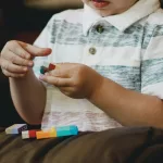 Descubren que los casos de autismo que se diagnostican temprano y los que se ven tarde son subgrupos genéticos diferentes