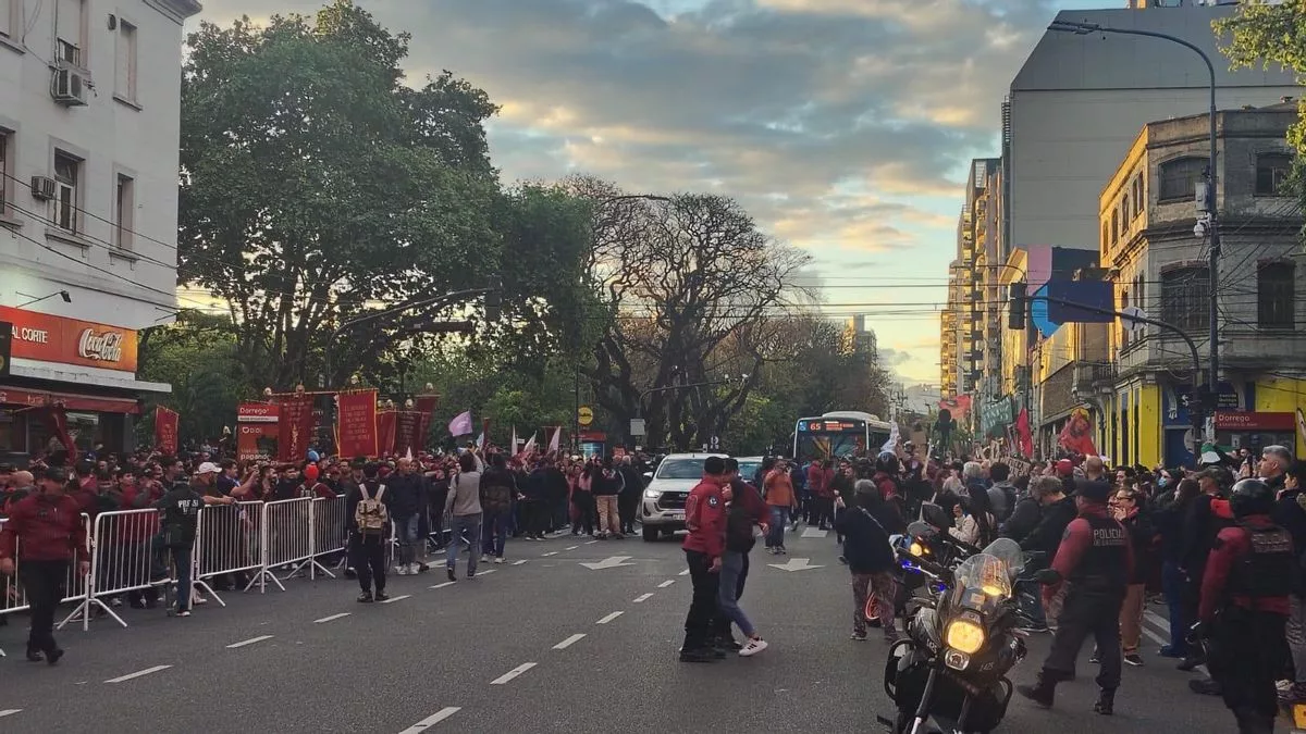 En una esquina las Fuerzas del Cielo. Enfrente, los opositores. La guerra de gritos comenzaba cuando el semáforo se ponía en rojo.