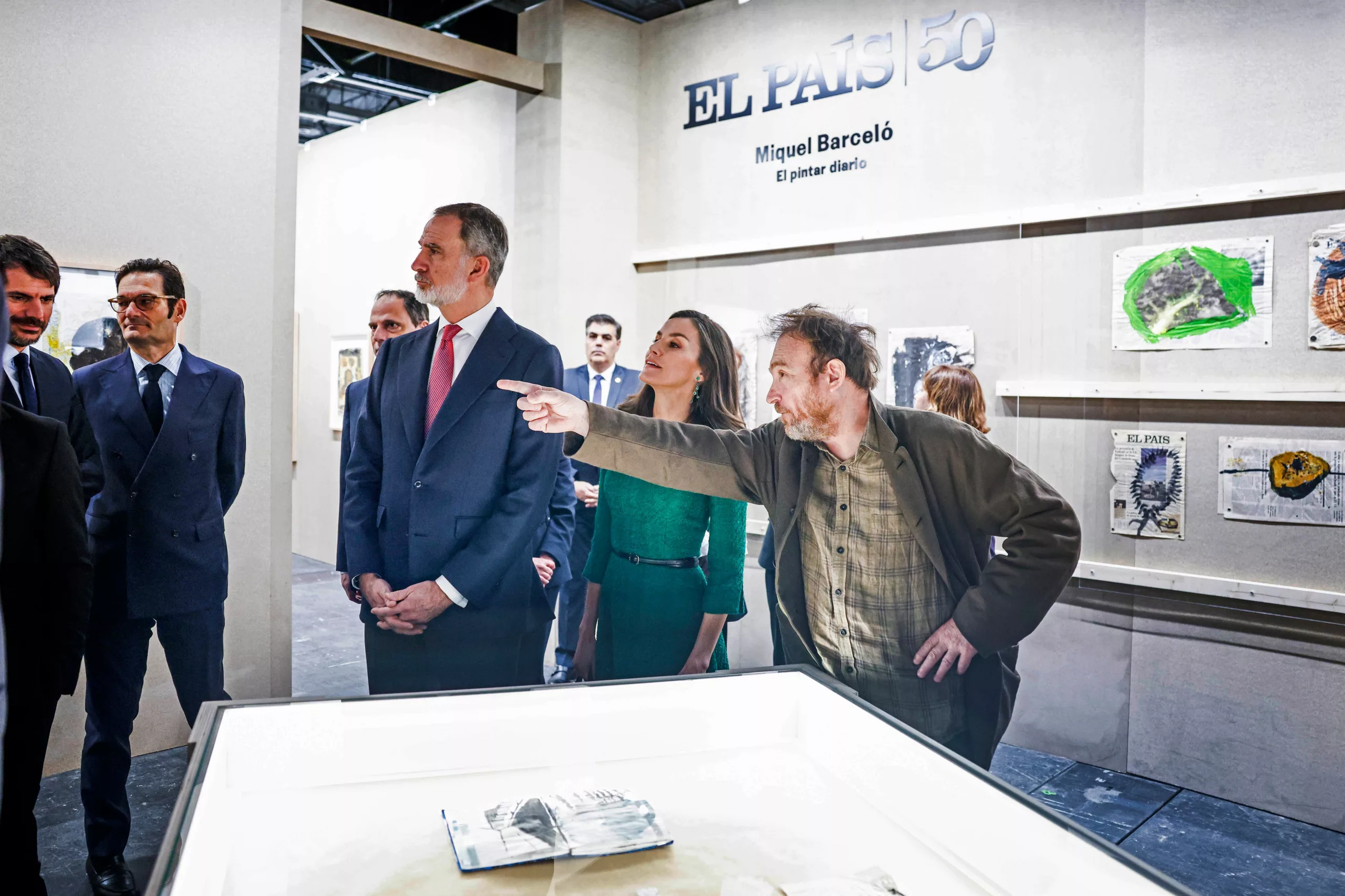 Barceló explica a los Reyes sus obras, ante la mirada de Jan Martínez Ahrens, director de EL PAÍS, Joseph Oughourlian, el presidente del Grupo Prisa, y Ernest Urtasun, ministro de Cultura.