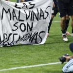 Contra las disposiciones y el Gobierno: los jugadores exhibieron una bandera de Malvinas