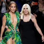 Prada anunció la compra de Versace por casi US$1400 millones
