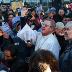 La celebración por San Cayetano empezó con los fieles que acamparon pese al frío y la lluvia y los que fueron antes de ir a trabajar