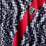 Insólito: al borde de la quiebra, un equipo de Perú sacó una camiseta con “mil sponsors”