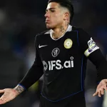 Alta tensión: Enzo Fernández se quedó parado y se bancó la bronca de los hinchas
