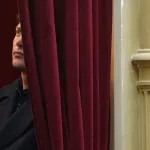 Santiago Caputo pierde poder ante el avance de Karina Milei, pero no renuncia y monitorea privatizaciones, pliegos y cargos