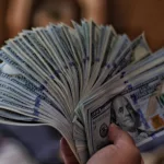 El dólar vuelve a su récord de $1.515 y el mercado especula con qué nivel alcanzará el lunes