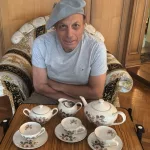 “De lo peor puede nacer algo distinto”: quién es el curioso coleccionista que compró el juego de té de Yiya Murano