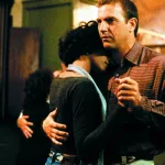 Una mujer creyó que hablaba con el actor Kevin Costner y la estafaron por más de tres millones y medio de pesos