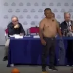 Insólita exposición antivacunas en el Congreso: un hombre en cuero pretendió ser prueba de consecuencias magnéticas