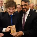 El avance del evangelismo político: “Dios, Patria y Libertad” como nueva bandera del oficialismo