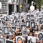 Reclamos de justicia, guiño mundialista y la presencia de Milei: la AMIA conmemoró 32 años del atentado