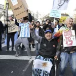 Médicos del PAMI paran 72 horas por recortes y crece la presión de jubilados y el Congreso