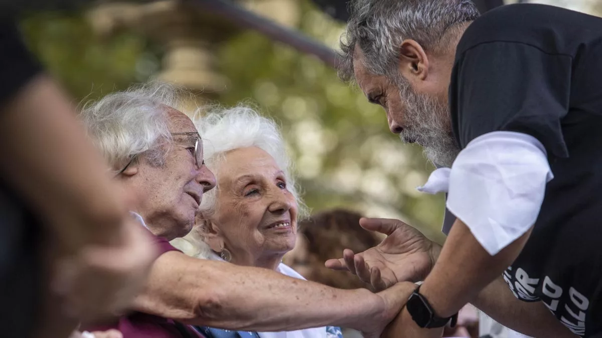 Fabián Grillojunto a la titular de Abuelas de Plaza de Mayo, Estela de Carlotto y el premio Nobel de la Paz, Adolfo Pérez Esquivel.