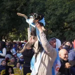 El hincha que con su perro “Muñeco” predijo el resultado frente a Austria y la rusa con mate que ama a la Argentina