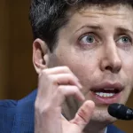 Sam Altman anticipa la caída de los youtubers e influencers tradicionales y asegura que la inteligencia artificial ocupará su lugar