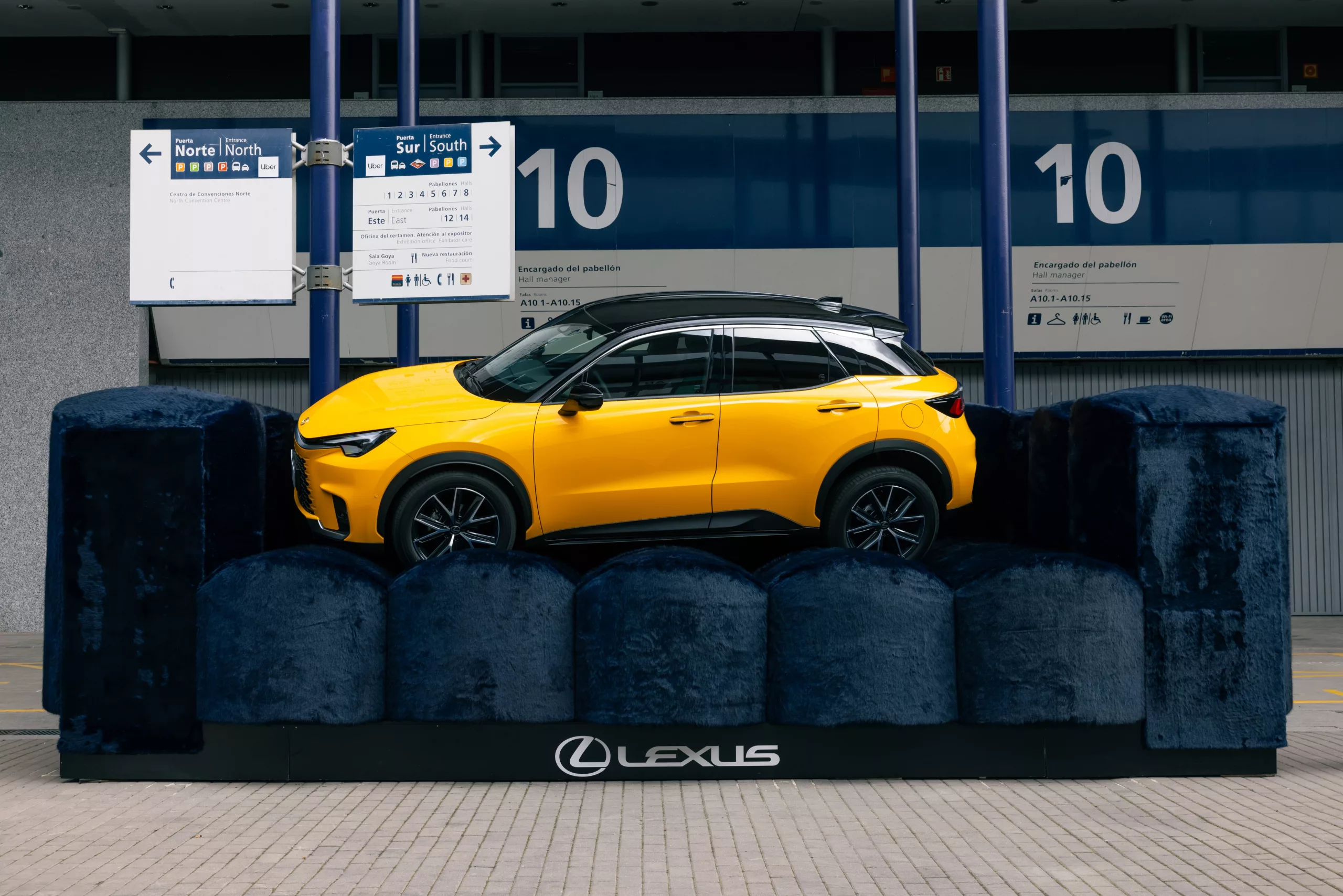 ¿Un coche en un sofá? ARCO no deja de sorprender