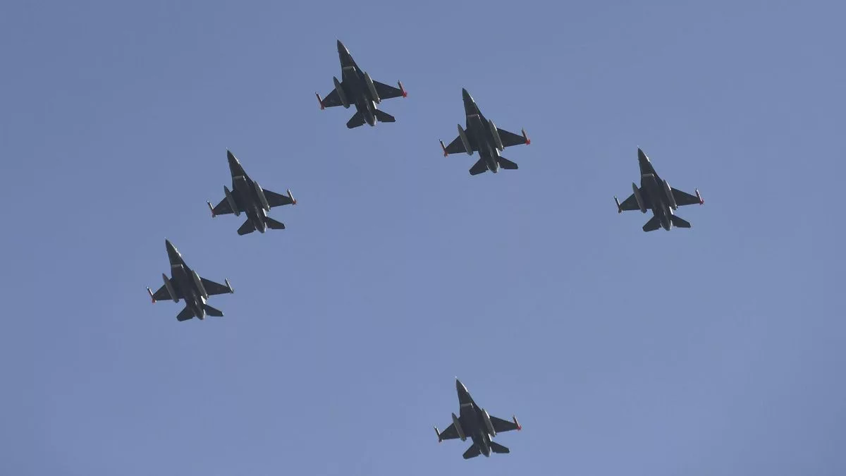 Los 6 aviones F-16 vuelan por el cielo de la Ciudad de Buenos Aires.