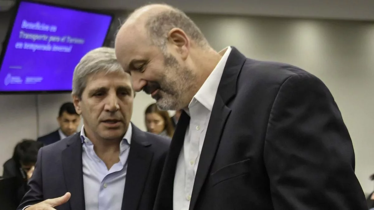 El ministro de Economía, Luis Caputo, y su par de Desregulación y Transformación del Estado, Federico Sturzenegger, a la cabeza del plan económico de Javier Milei.