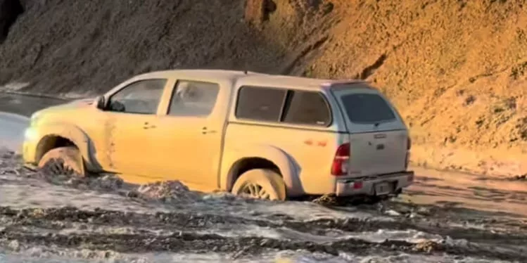 La camioneta atascada en medio del barro