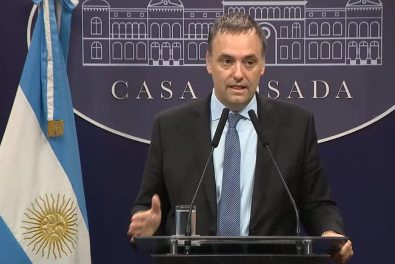 Manuel Adorni durante una conferencia de prensa en Casa Rosada