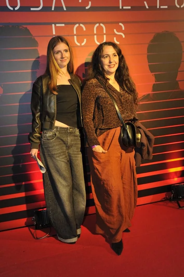 La cocinera Narda Lepes eligió un look en rojo y no dudó en posar en la alfombra roja previa al show. Sobre el escenario, Charly Alberti y Zeta Bosio se reencontraron con un Cerati que estuvo de forma virtual