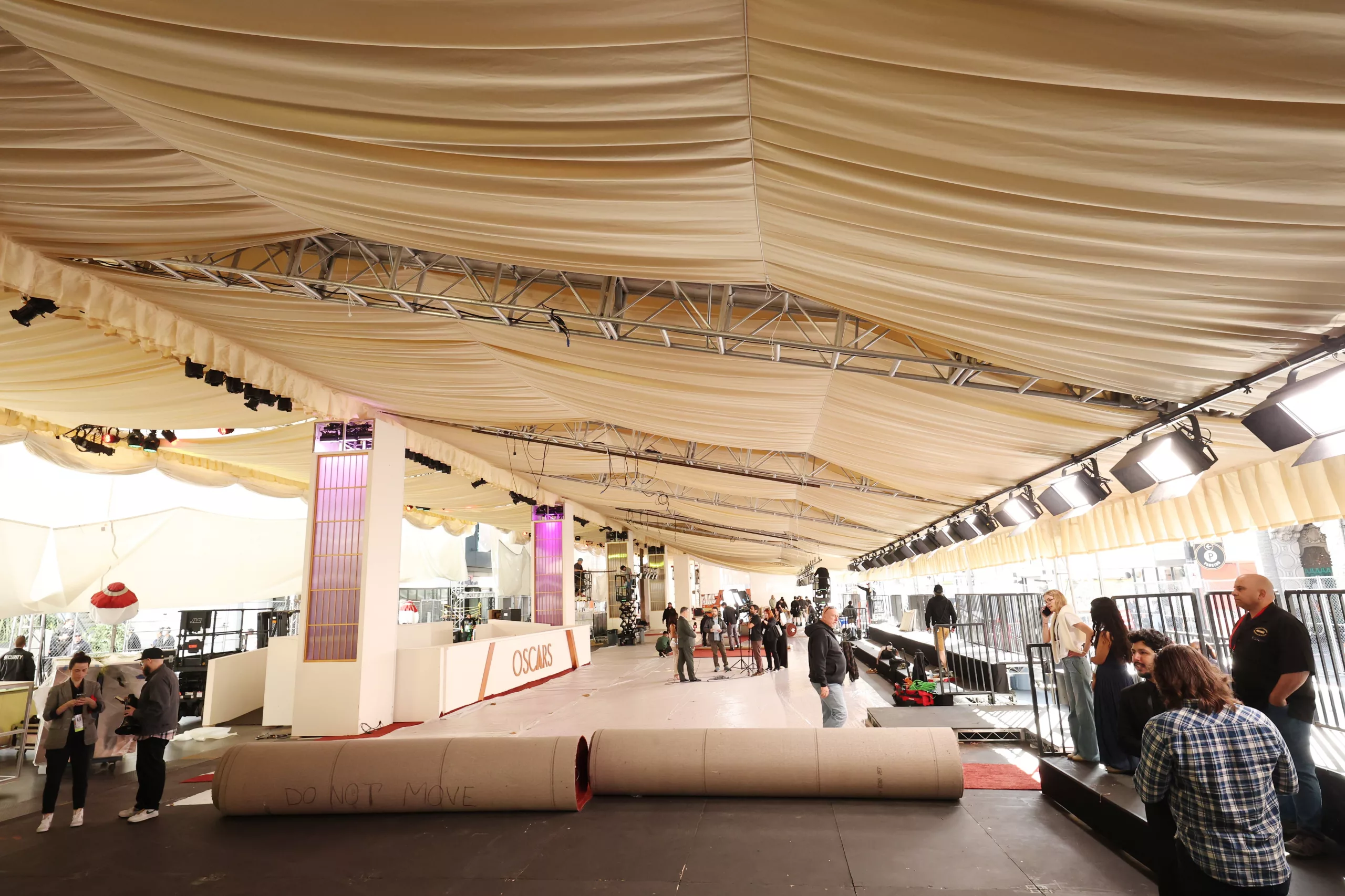 El montaje, en Hollywood Boulevard, de la alfombra roja de los Oscar, el 11 de marzo de 2026.