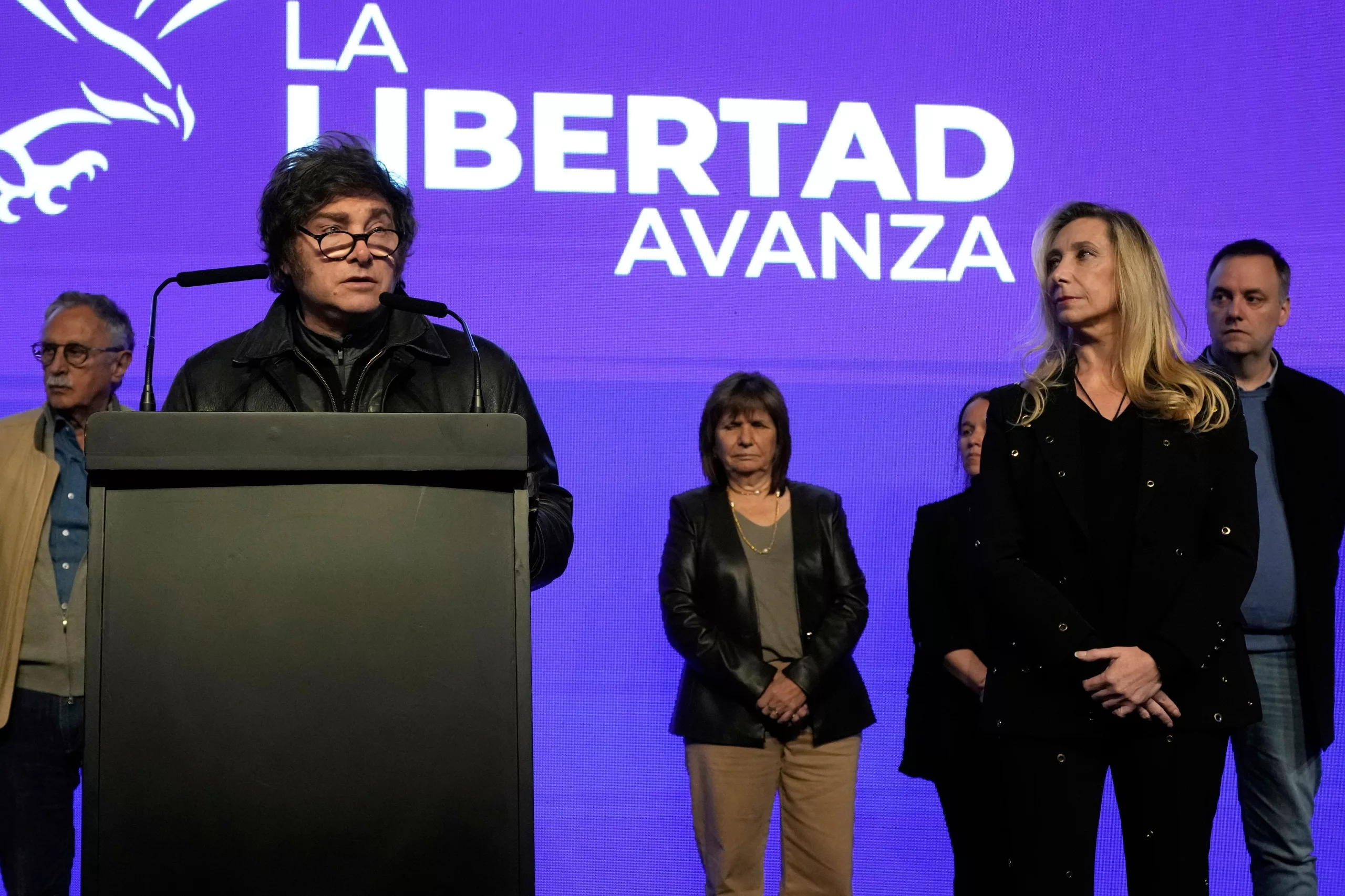 Milei y parte de su gabinete en la noche del domingo 7 de septiembre; el frente financiero parece haber dejado de ser un problema de cara a los comicios de octubre, de manera que mejora las probabilidades electorales del oficialismo.