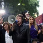 Rodeado de sus candidatos, Milei cierra la campaña en Rosario y apuesta a un repunte en las provincias clave