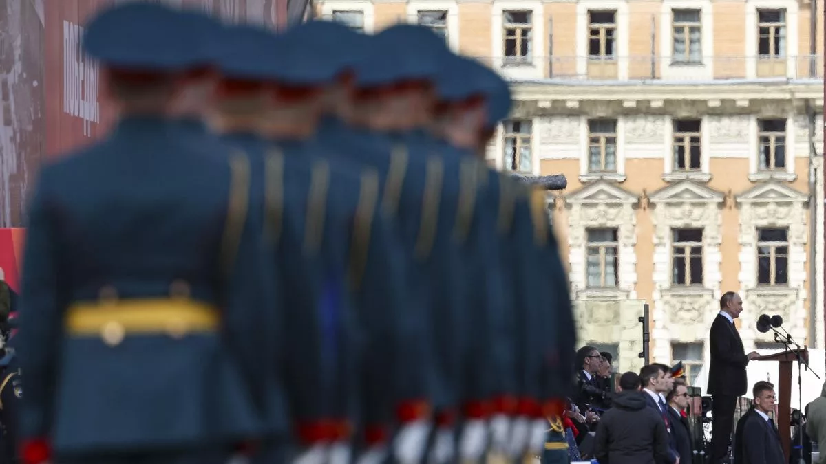 El presidente ruso, Vladímir Putin, pronuncia su discurso durante el desfile militar del Día de la Victoria en la Plaza Roja de Moscú, Rusia, el 9 de mayo de 2025.