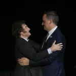 Con Ravier como nuevo vocero, Milei empieza a correr a Adorni de la primera línea sin dejar de blindarlo