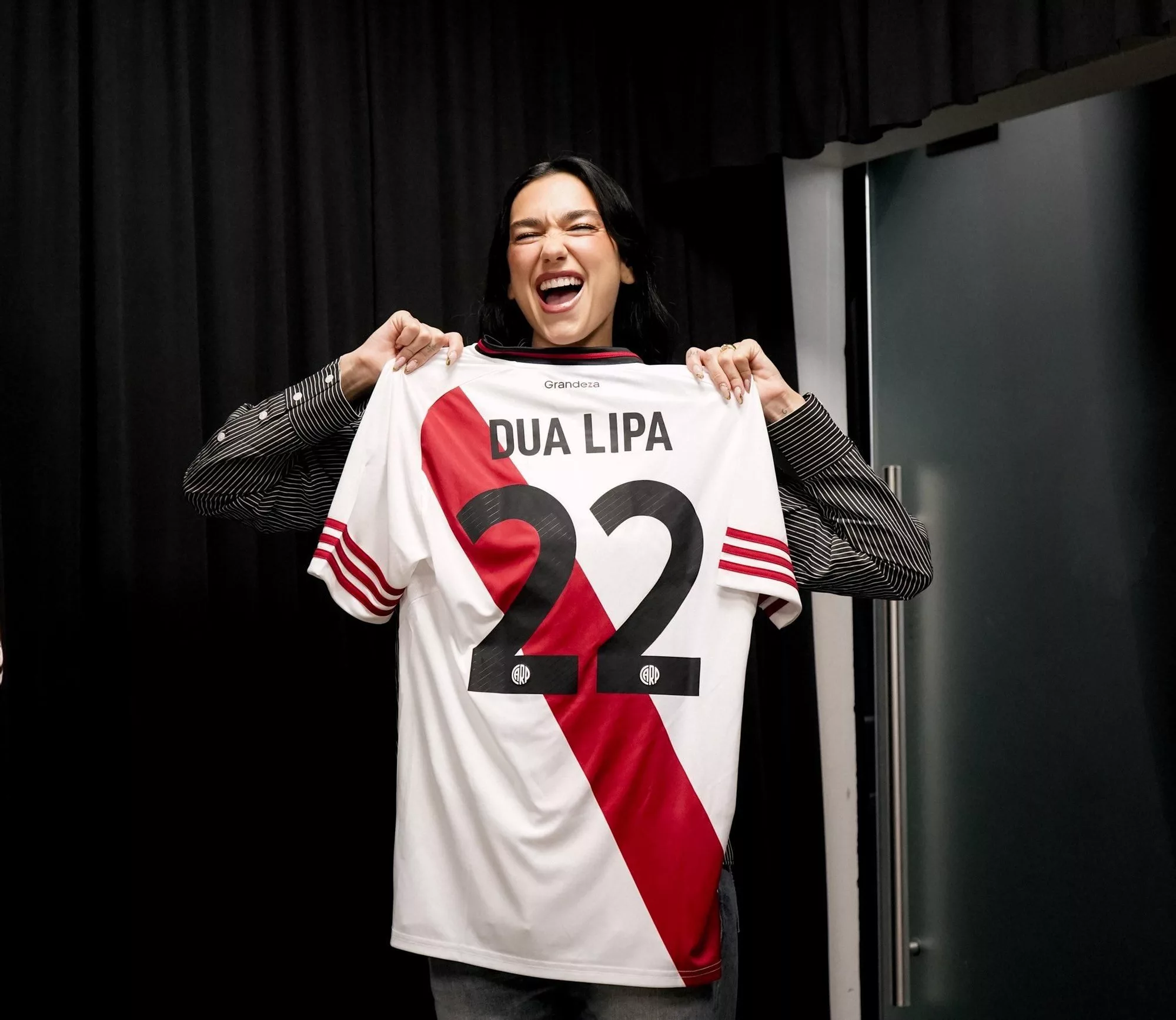 Dua Lipa también había aprovechado sus shows en River para posar con la camiseta del Millonario.