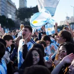 Del silencio y la tensión en Buenos Aires al grito liberador del 3 a 2 de Enzo Fernández: así se vivió la remontada histórica de la Scaloneta