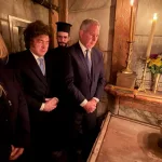 Milei rezó en el Santo Sepulcro por el papa Francisco, en el aniversario de su muerte