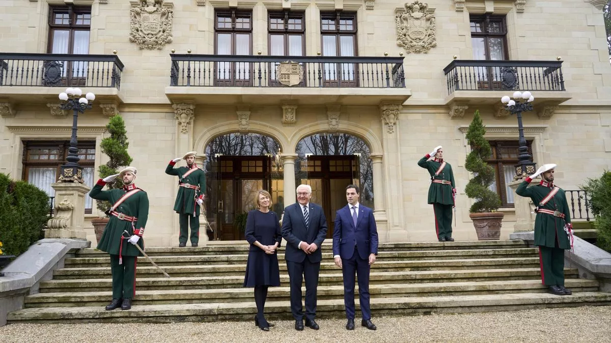 Ertzainas de gran gala, en Ajuria Enea