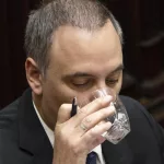 Una funcionaria declaró que le prestó su tarjeta a Manuel Adorni para comprar un monitor de videojuegos