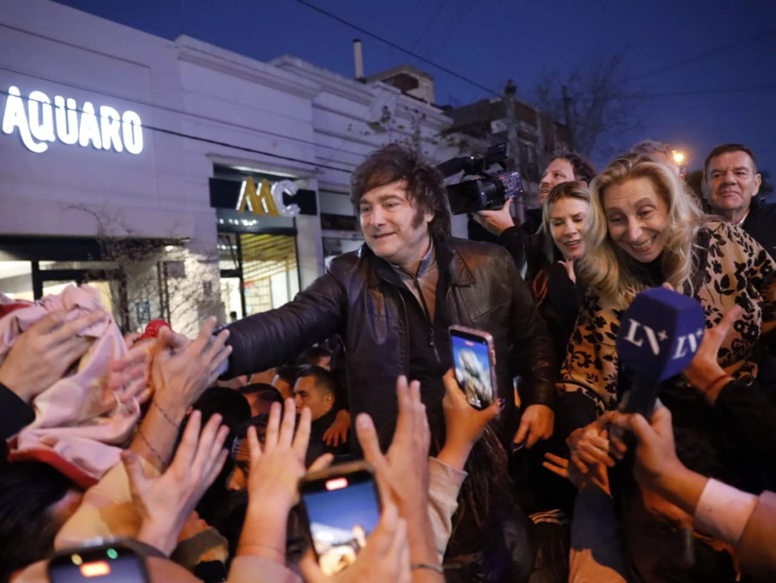 La recorrida de Javier Junto a su hermana Karina, Santilli y Karen Reinhardt, en Mar del Plata