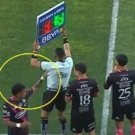 Lo reemplazaron, empujó al cuarto árbitro a la salida del campo, y fue expulsado