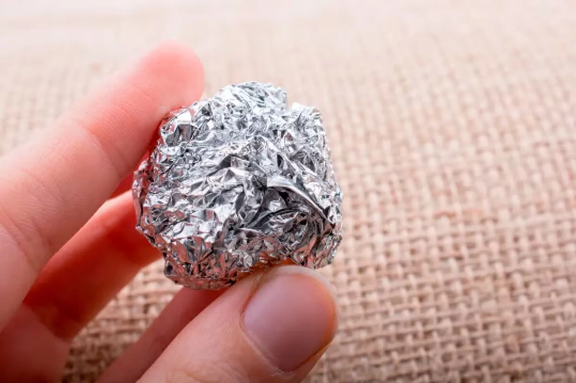 Para qué sirve usar papel aluminio en los rieles de las ventanas