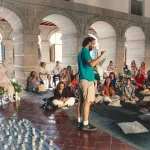 Misa por la mañana, taller de arte por la tarde: El Escorial abre sus puertas para crear y explorar lo invisible