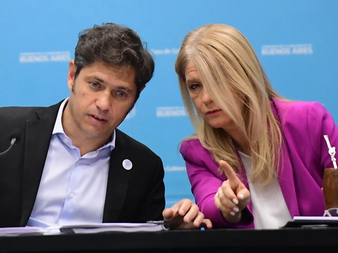 Verónica Magario junto a Axel Kicillof en conferencia de prensa
