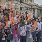 Greg Abbott arremete contra estos migrantes, pero la ley de Texas podría frenarlo