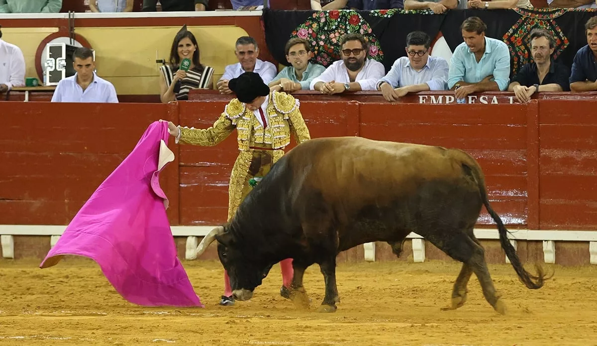 Juan Ortega dibuja una larga con la que abrochó un quite a la verónica.