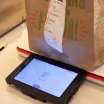En Arizona: DoorDash presenta a su primer robot repartidor y así es como funciona